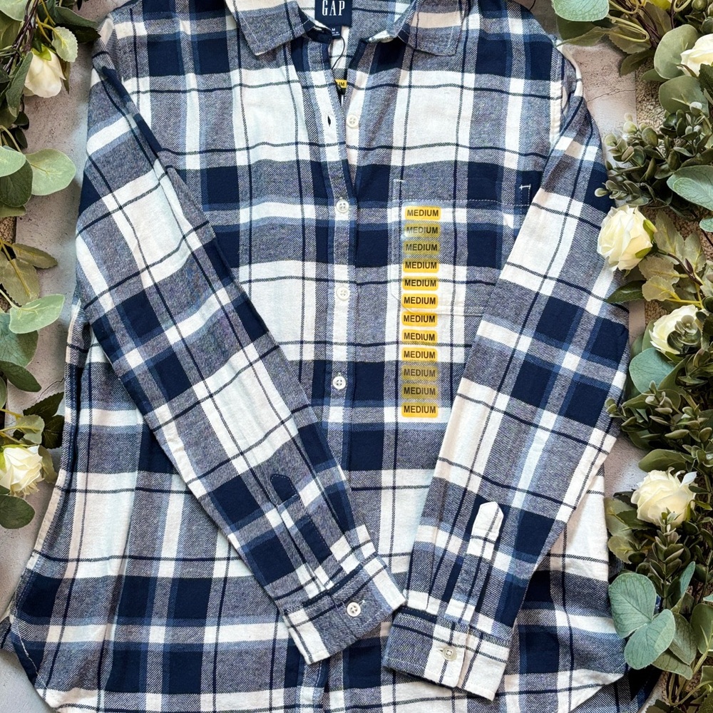 GAP Women’s Navy and Cream Checkered Shirt